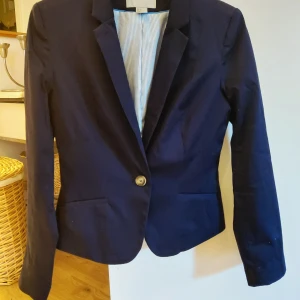 Marinblå kavaj från HM strl 38 - Elegant, lätt figurformad 