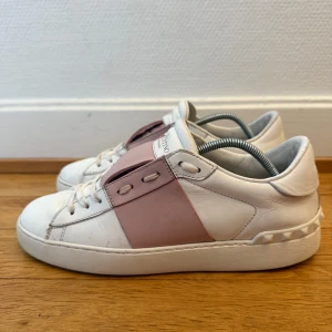 Valentino open sneakers - Säljer nu dessa fina valentino open skor | Väldigt fint skick | Storlek 39,5 | Kommer även med kvitto | Hör gärna av er vid frågor eller funderingar 