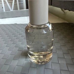 CAIA Le Soir Hair Perfume - Snygg hårparfym från CAIA i doften Le Soir. Flaskan är genomskinlig med vit kork och stilren design. Kommer i en beige kartong med vit text. Perfekt för dig som vill ge håret en fräsch och lyxig känsla. Oandvänd 