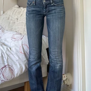 Lågmidjade jeans  - Sjukt snygga Lågmidjade utsvängda bootcut jeans i en mörk blå färg. De är vintage, från märket 7 for all mankind. Aldrig använda då de är lite stora på mig. Fråga gärna om du har frågor eller vill se fler bilder!