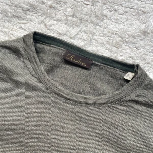 Stenströms - 100% Merino - Säljer nu denna fantastiskt snygga tröja av det kvalitativa märket ”Stenströms”🌤️👔| Färgen är en oerhört snygg grön och tröjans armbågspatches är i mörkgrön!🌳| Hör av dig vid minsta fundering!✌🏻👑