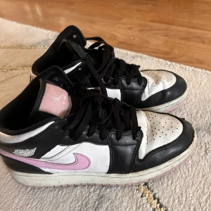 Nike Air Jordan 1 Low svart/vit/rosa - Köpt för två år sedan, Använder dom inte längre, kan säkert bli skit snygga igen om någon orkar städa och ta hand om dom, köpta för 2.5+ 