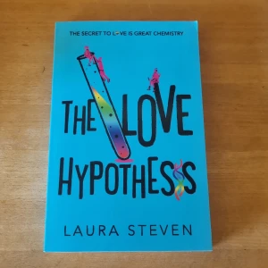 The Love Hypothesis - Bok av Laura Steven "The love hypothesis". Endast läst en gång. Kvalitén ser ni på bilden! Köp direkt i app! Köpt på Amazon för dyrare pris!