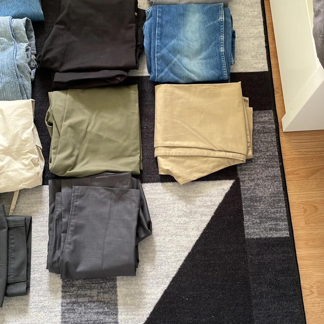 Mix av jeans och byxor i olika färger - 2