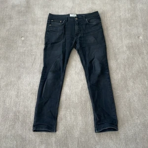 Svarta skinny jeans Acne Studios - Snygga svarta skinny jeans från Acne Studios med klassisk femficksdesign och najs design. Jeansen har en smal passform och är tillverkade i stretchig denim som är väldigt skön