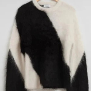 Fluffig svartvit stickad tröja Stories - Supermjuk och fluffig stickad tröja från & Other Stories med coolt svartvitt mönster i breda diagonala block. 