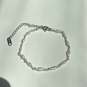 Adina Bracelet - Längd: 16 cm + 6,5 cm förlängningskedja Material: Rostfritt stål & äkta sötvattenspärlor