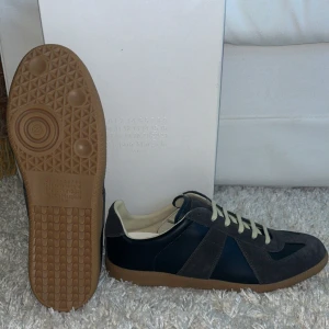 Maison margiela gats sneakers - Färg: svart Storlek: 43 Skick: helt nya Jag har kvittot och har aldrig använt dem, de har bara stått. Skriv till mig om du har några frågor🙂👍 Nytt pris: 6500 Mitt pris: 3000 #maisonmargiela #gats #sneakers