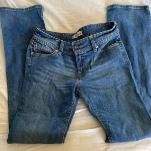Jeans - Blåa jeans från Levis som är i bra skick de har bara en liten slitning längst ner (bild 3) men inget man tänker på. Står ingen storlek men skulle säga xs-s