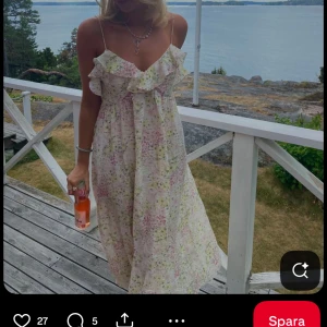 Hm klänning  - Så fin klänning från hm lånad bild andra jätte fint skick använd typ en gång så inga defekter 