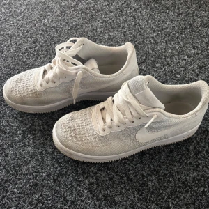 Nike Air Force 1 Flyknit  - Säljer dessa skor som inte kommit till användning på länge. Väldigt fräscha inga defekter förutom att dom är lite små skitiga. Nypris runt 1400, skick 8/10. Vid efterfrågan kan jag tvätta skorna så blir dom som nya. Storlek 42 passar med 41.