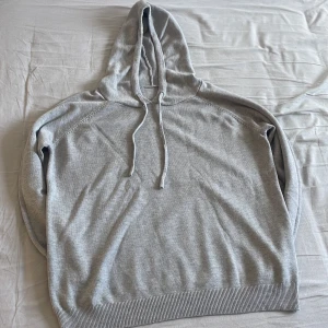 Merinoull hoodie grå - Tröjan har aldrig använts! En grå hoodie i merinoull. Oklart vilket märke då det inte sitter någon lapp i den och tröjans storlek får jag då uppskatta och jag skulle nog säga S, inte större än så i varje fall! Skriv gärna vid frågor! ✌️Går också bra att köpa båda mina merinoull tröjor för ett riktigt bra paketpris! 👍Alltså de två som ligger ute på min profil. 
