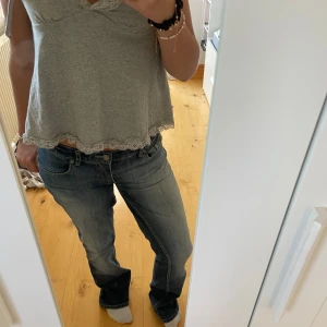 Blå bootcut jeans med låg midja - Säljer ett par klassiska blå jeans med bootcut-modell och låg midja. Dragkedja och knapp framtill. Materialet är jeans med snygg tvätt och lätt slitning på låren. Perfekta för en avslappnad och trendig look. (köpt dom på vinted och dom är sydda lågmidjade)