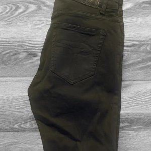 Tiger of Sweden Jeans - Svarta jeans från det populära märket Tiger of Sweden. Jeansen har en slim passform och är perfekta för dig som vill vara grisch! Stilrena och passar till allting samt extremt skönt material. Storlek 29/34✅ 