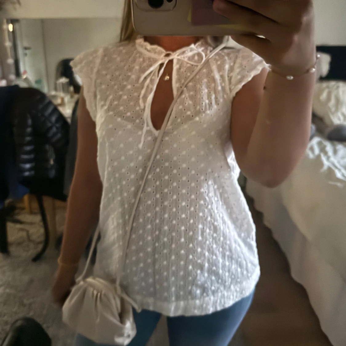 Vit broderad blus med knyt - 1