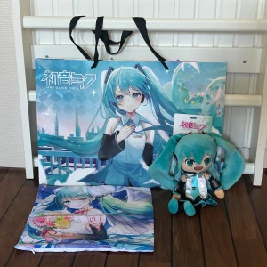 Hatsune Miku: mjuk figur, kuddvar och påse - Mjukisfigur Hatsune Miku, kuddvar samt stor påse med tryck av Hatsune Miku i blå och turkosa toner. 