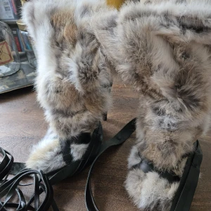  Isabel Marant päls ankelboots 38 - Unika boots från Isabel Marant i svart skinn med hög klack och snörning. Skorna är täckta med fluffig päls i beige, grått och vitt för en riktigt statement look. Perfekta för dig som vill sticka ut och hålla stilen . BOX ingår ej tyvärr.Dyra i inköp