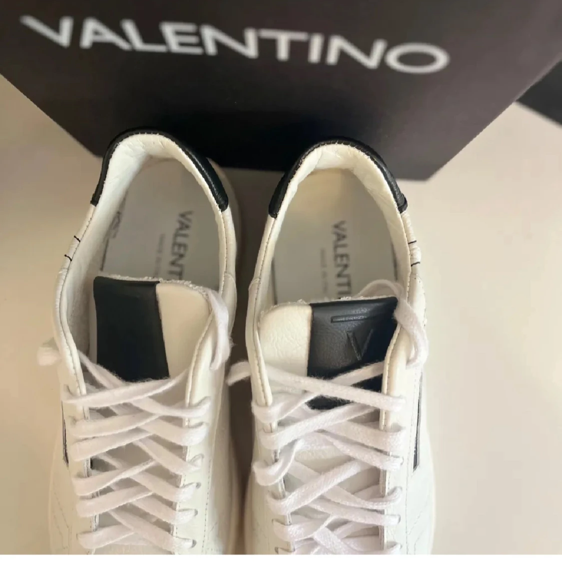 Valentino vita sneakers med svarta detaljer - 1