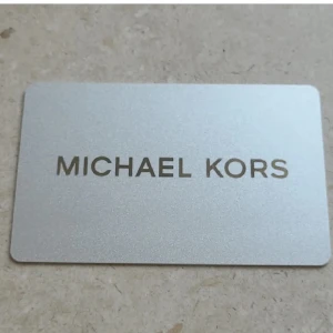 Michael Kors Presentkort  - Presentkort med 600kr på Michael Kors, säljer för 500. Perfekt till present! Kan även mötas upp i Stockholm.