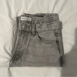 Gråa lågmidjade jeans - Snygga grå jeans  i rak modell med låg midja. Jeansen är från Gina och sitter najs på, skriv om det finns några funderingar eller för fler bilder 