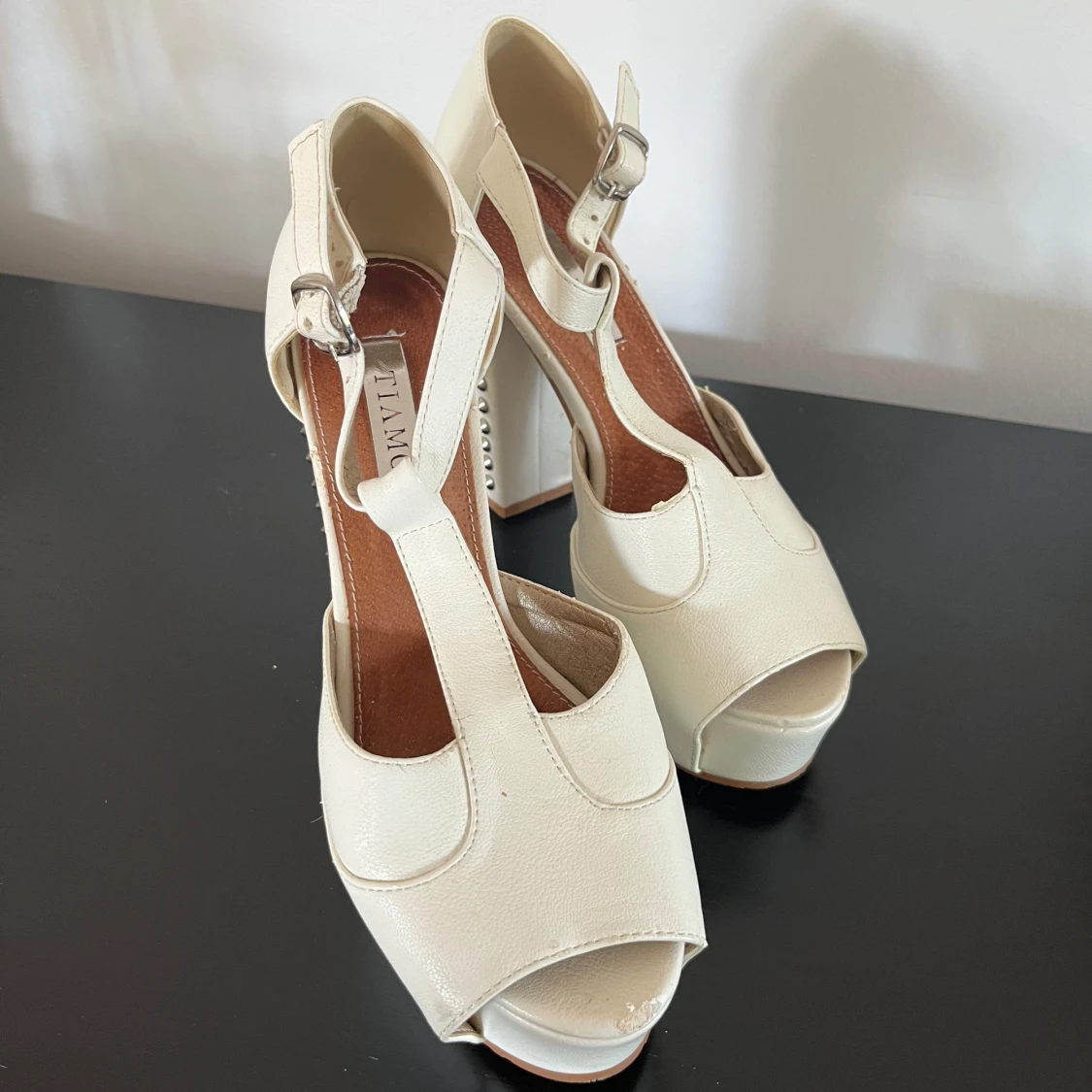 Vita klackskor med nitar och platå - 1