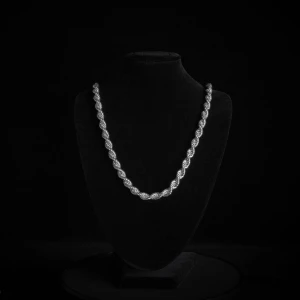 Cordell Halsband - 8mm Silver - Material: 316L kirurgiskt rostfritt stål  Design: Klassiskt Cordell halsband Lås: Säker och elegant låsmekanism Våra Cordell-halsband är tillverkade av högkvalitativt 316L kirurgiskt rostfritt stål, vilket ger en enastående hållbarhet och motståndskraft mot svett, dusch och bad. Designat för att vara allergisäkert, orsakar inga gröna märken på huden, vilket gör det idealiskt för dagligt bruk. 