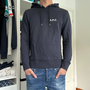 APC HOODIE S - APC HOODIE i storlek S | Tröjan är i ett mycket fint skick och sparsamt använd | Skriv vid frågor eller bilder. 