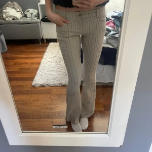 Beige randiga bootcut byxor - Super snygga å sköna randiga kostymbyxor. Köpta för några år sedan men aldrig använt. Dock har jag sorterat upp stygnen där nere för å göra byxorna längre! Jag är 173 🤩