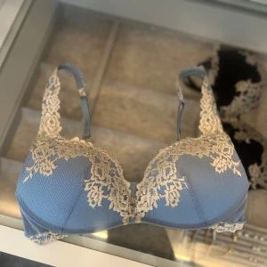 Intimissimi bh - Superfin ”gioia pretty flowers” bh, i ny skick, väldigt somrig, färgen finns inte längre att köpa <3 Storlek 75D men den är liten i storleken så skulle säga att den mer passar C