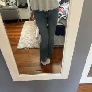 Blå bootcut jeans med normal passform - Super snygga mid waist jeans från Gina. Bara använda några få gånger 🤩