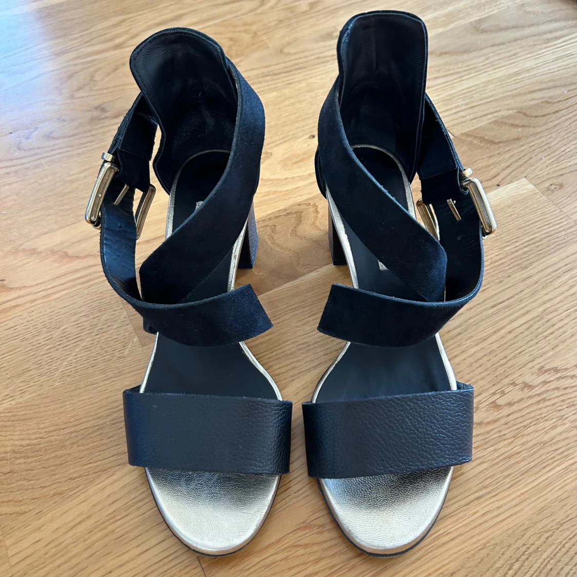 Svarta  Blankens sandaler med klack och gulddetalj i skinn och mocka