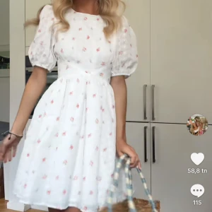 Blommig klänning  - Säljer denna såååå söta blommiga klänning wow💕💕💕💖💖💖