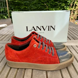 Lanvin skor  - Hej! Säljer nu dessa sjukt snygga Lanvin skor. Skorna är i toppskick! Vi rekommenderar att gå ner en storlek. Har ett begränsat antal boxar och dustbag! Hör gärna av dig vid frågor 