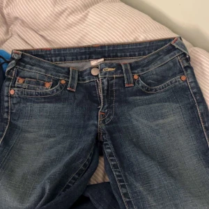 True Religion blå jeans med broderade fickor - Säljer mina true religion jeans, dem har ett litet hål längst ner, men de går säkert att sy eller så gör man om jeansen till en kjol eller ett par shorts