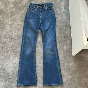 Lee Breese Bootcut jeans blå W26 L31 - Jag säljer dessa snygga blå bootcut jeans från Lee i modellen Breese Boot! Jeansen är i storlek W26 L31💞 