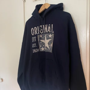 Scndi hoodie  - Mörkblå scndi hoodie i storlek M. Tröjan är använd 5 gånger, väldigt fint skick 