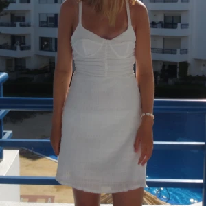 Klänning - somrig vit klänning med knytband på ryggen🤍🤗 tyvärr för liten för mig så säljer av!