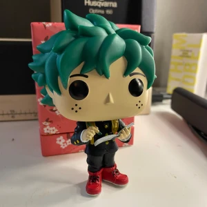 Deku funko pop - SKRIV FÖRST! Lådan följer med i okej skick men fick inte bild på den, samfraktar gärna och då lägger jag upp ett separat inlägg som du kan köpa genom 😚
