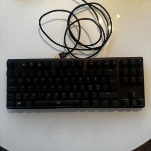 Hyperx alloy origins PRO tkl  - Tangentbord inköpt 2020 men använt i cirka 1 år och sedan stått och samlat damm. Säljs då eftersom att jag ej använder det. Bud tas