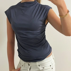 Mörkblå ärmlös topp  - Snygg mörkblå topp med hög hals och ärmlös design! Skriv gärna för fler bilder