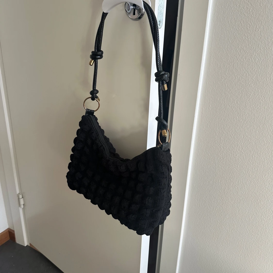 Svart quiltad axelväska med knutdetaljer - 2