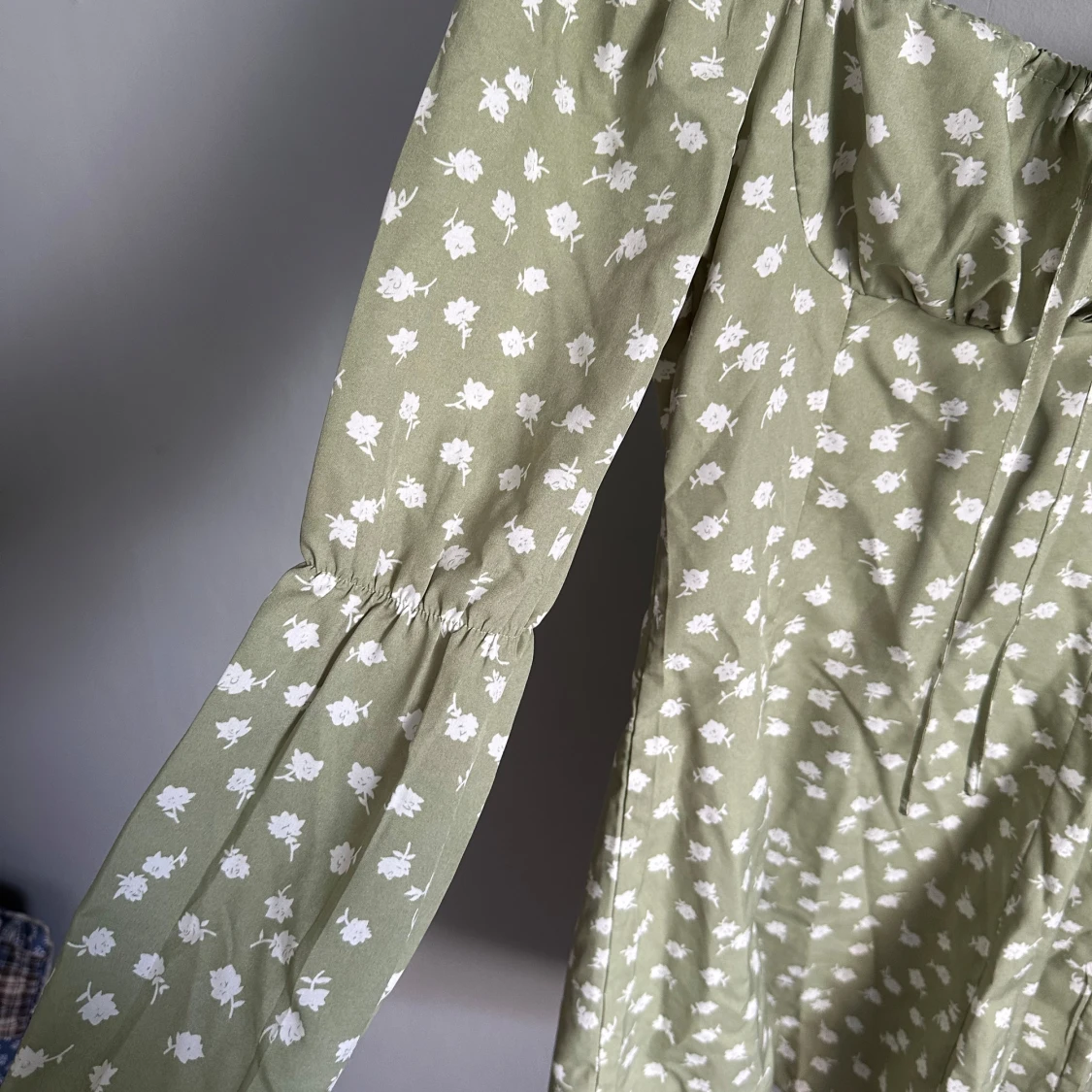 Grön blommig kortklänning med puffärm - 2