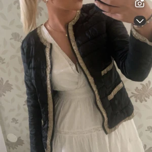 Svart pufferjacka med gulddetaljer från Mango - Jätte fin svart jacka med fina beiga detaljer😊 Jättefin nu till sommaren! Pris kan såklart diskuteras vid snabb affär😊💗