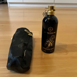 Montale Arabians Tonka parfym 100ml - Lyxig parfym från Montale, Arabians Tonka, i svart metallflaska med gulddetaljer och hästmotiv. Flaskan rymmer 100ml och kommer med en svart tygpåse med guldsnöre. Doften är intensiv och exklusiv, perfekt för dig som gillar unika parfymer.