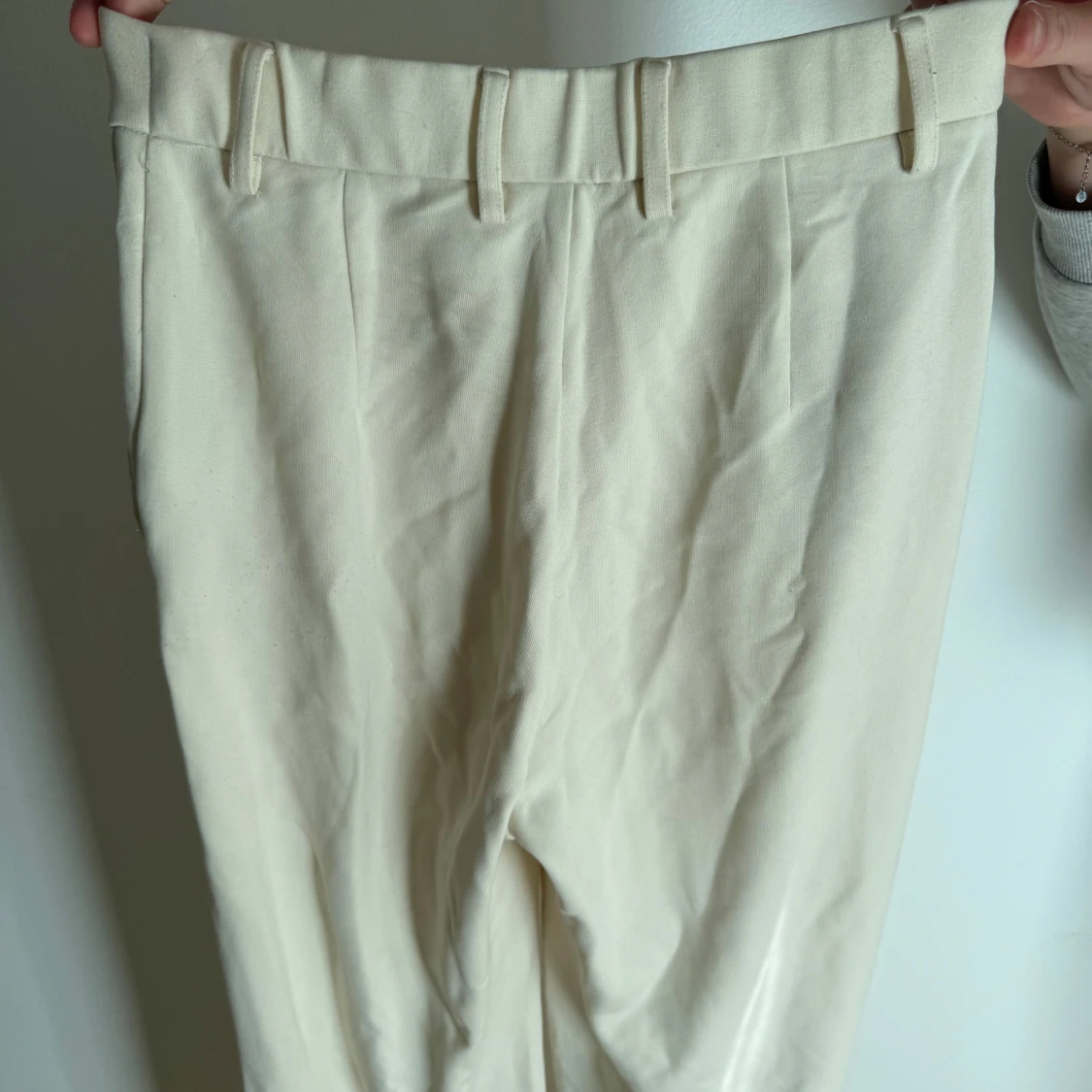 Beige kostymbyxor i ”mjukis” material - 1