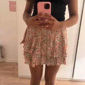 Rosa volangkjol - Supersöt kjol i rosa med blommigt mönster och volanger. Kjolen är slutsåld från Zara och väldigt fin.💗Hör av dig vid eventuella frågor och priset kan alltid diskuteras.