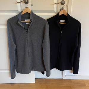 These Glory days tröja  - Tja! Säljer dessa merinoull zip koftor ifrån These Glory days. Tröjorna är knappt använda. Nypriset styck ligger 1099. Mitt pris 600 styck eller 1100 om du köper båda. 