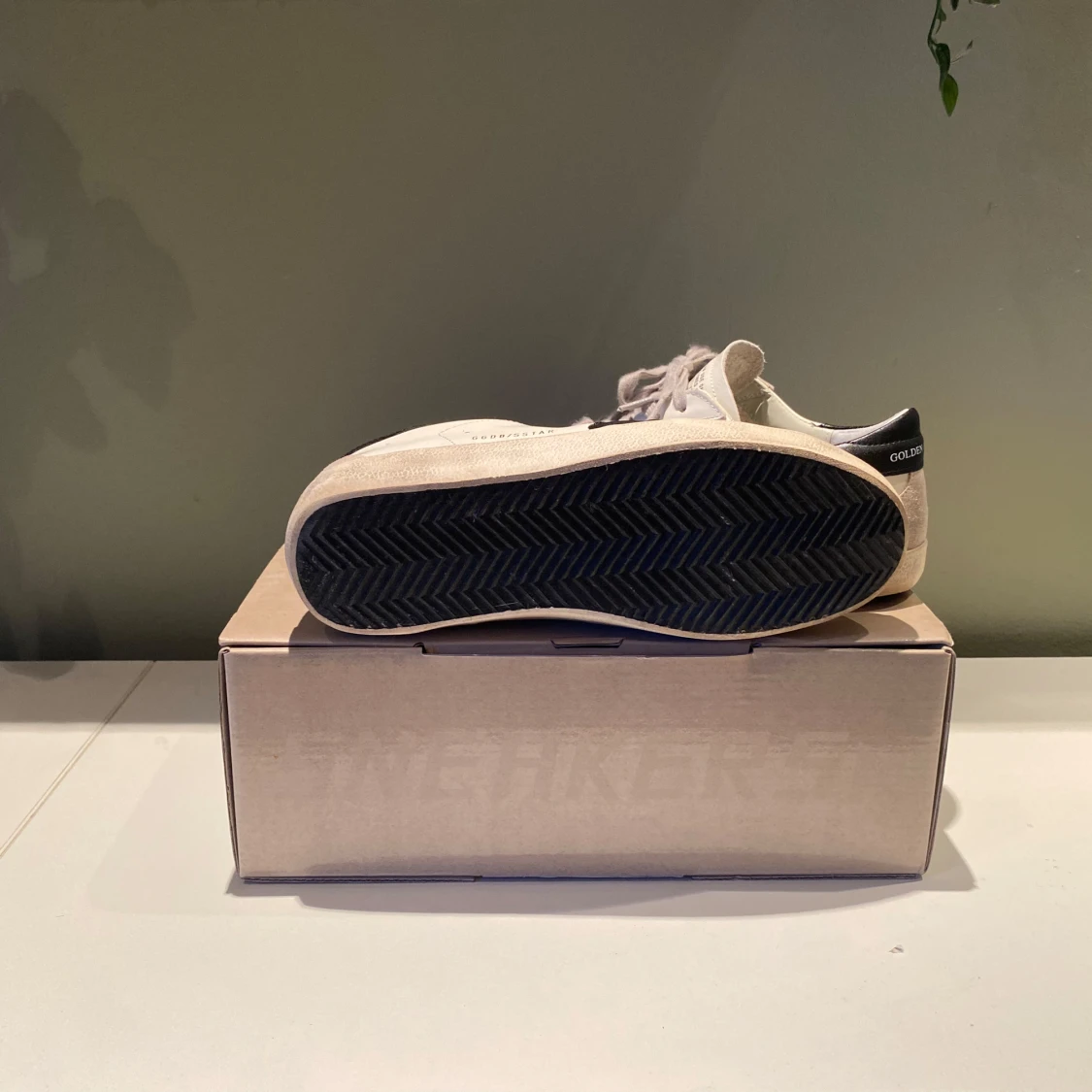 Golden Goose vita sneakers med svart stjärna - 1