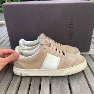 Valentino flycrew  - Hej! Säljer nu dessa sjukt snygga valentino skor. Skorna är i fint skick!Har ett begränsat antal boxar och dustbag! Hör gärna av dig vid frågor 