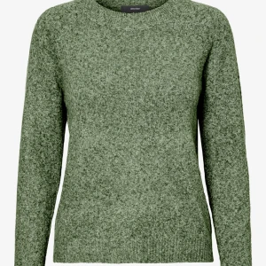 Grön stickad tröja från Vero Moda - Mysig grön stickad tröja från Vero Moda med rund halsringning och långa ärmar. Tröjan har en enkel och klassisk design med ribbade muddar vid ärmslut och nederkant. Perfekt för lager-på-lager under kyliga dagar.